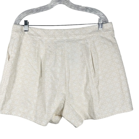 RYEGRASS Ivory Textured Pleated Shorts | Plus Size 16/4” - Picture 6 of 10